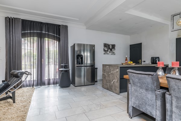 Foto - Te koop: Op een schitterende en rustige locatie in de geliefde villawijk "Moltbos" staat deze stijlvolle, vrijstaande villa met een uitzonderlijk royaal woonoppervlak.